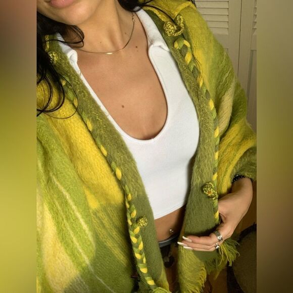 COPY - One of a kind fringed wool poncho for women - Picture 4 of 8
